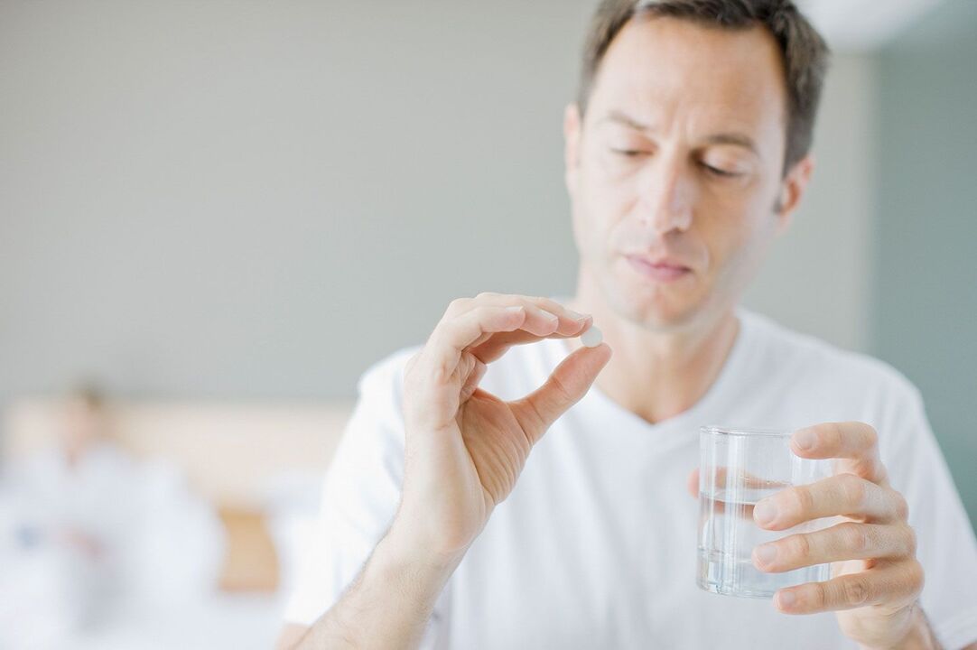 Un hombre toma Urosaf de la prostatitis